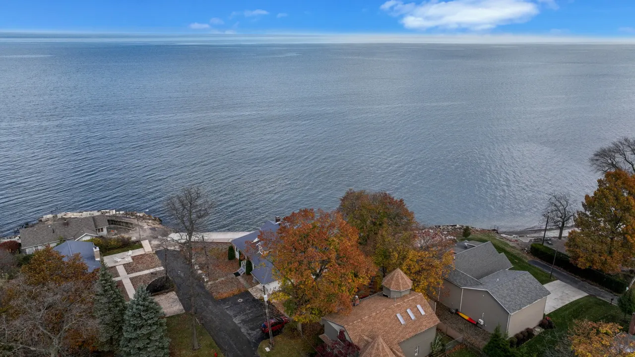 Waterfront Lake House w/stunning views of Lake Erie! 12