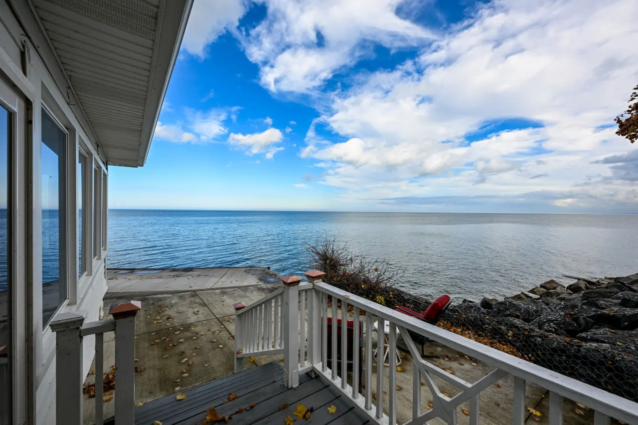 Waterfront Lake House w/stunning views of Lake Erie! 13