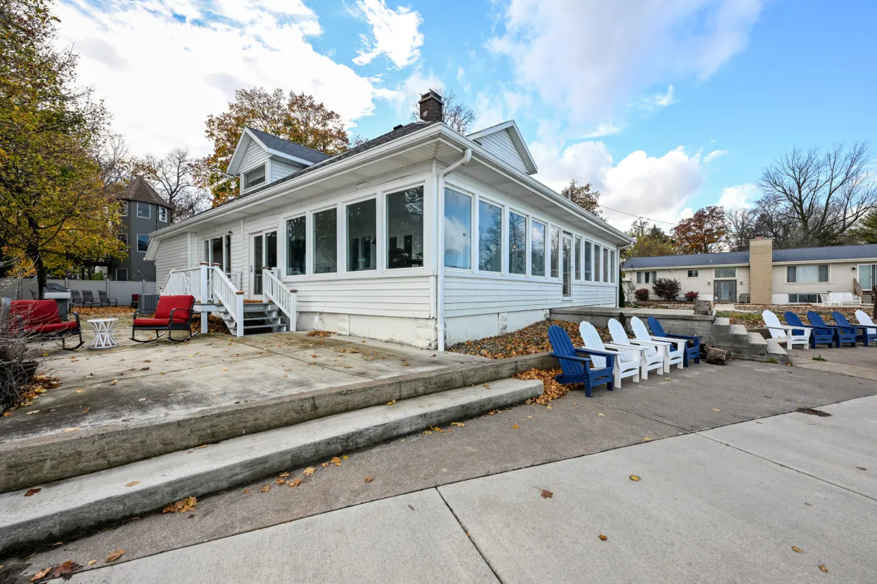 Waterfront Lake House w/stunning views of Lake Erie! 14