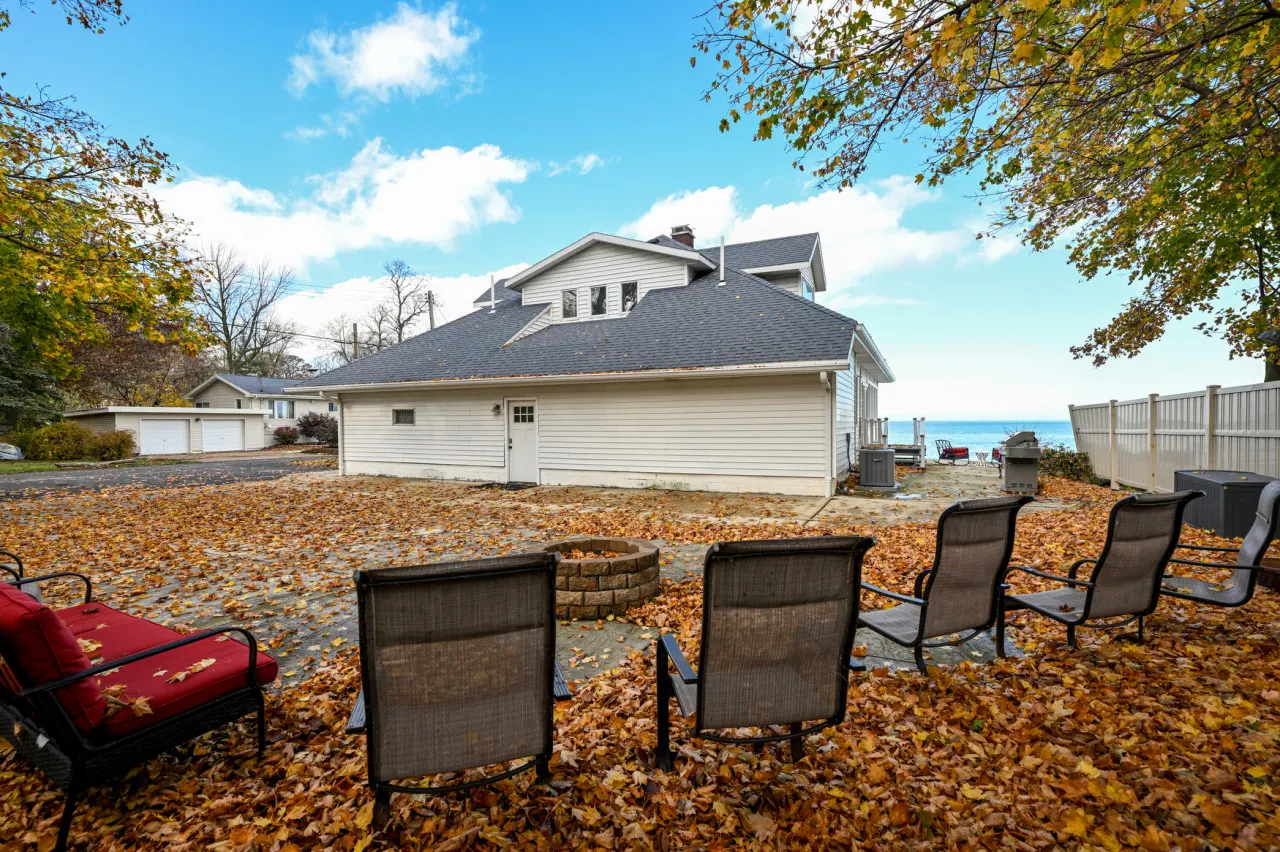Waterfront Lake House w/stunning views of Lake Erie! 15