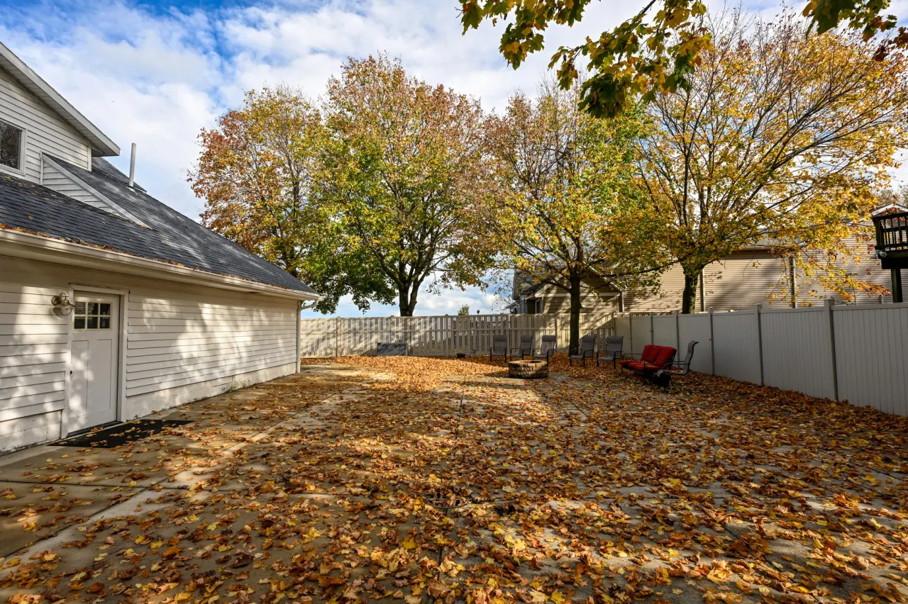 Waterfront Lake House w/stunning views of Lake Erie! 16
