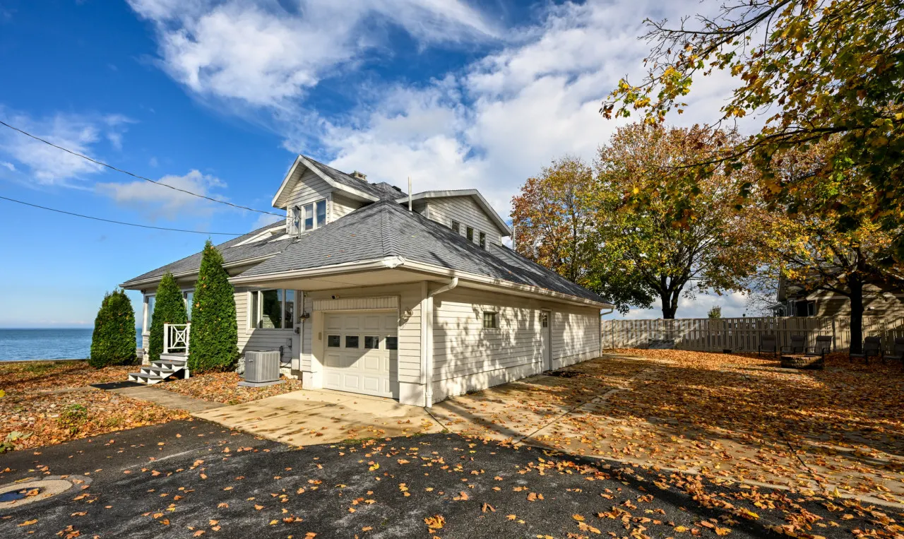 Waterfront Lake House w/stunning views of Lake Erie! 17