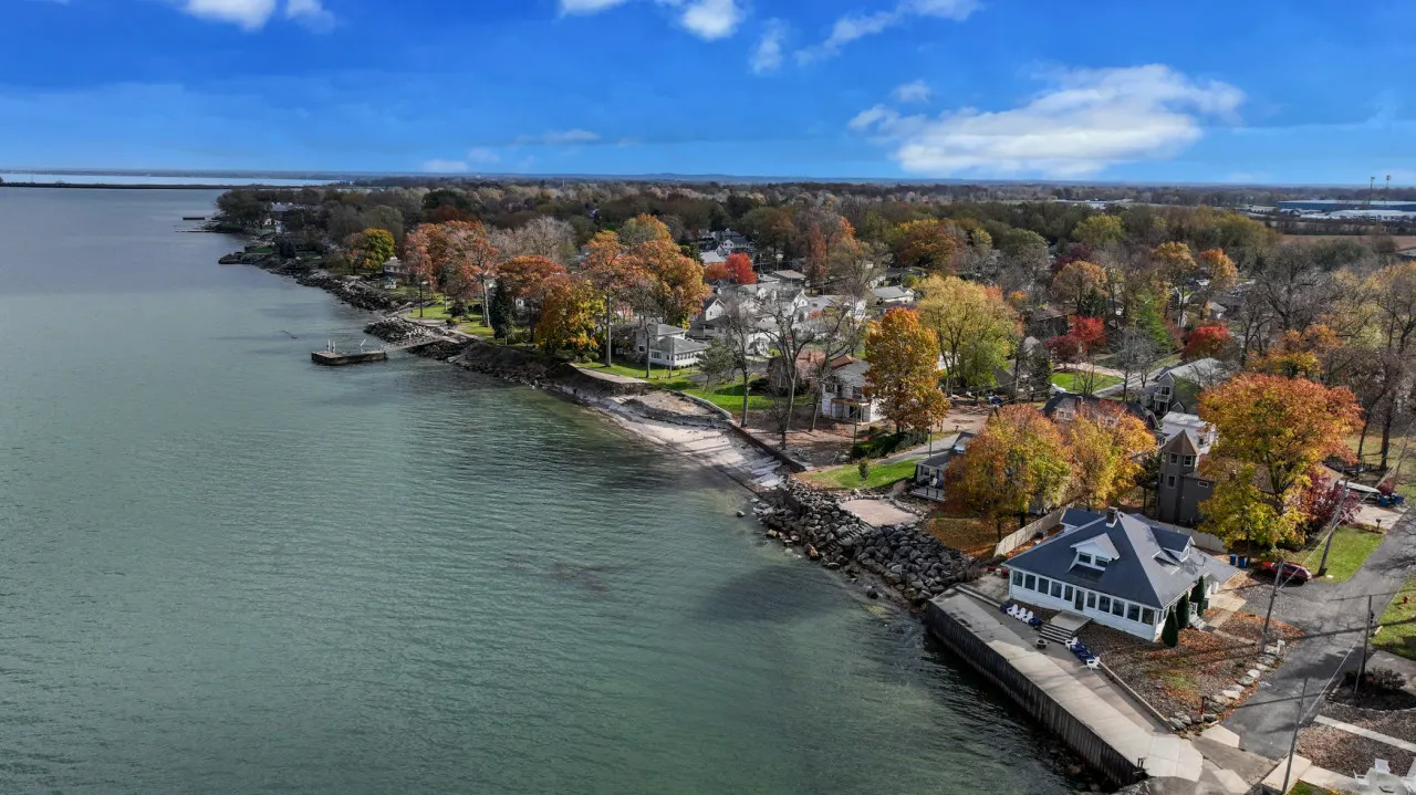 Waterfront Lake House w/stunning views of Lake Erie! — photo 3