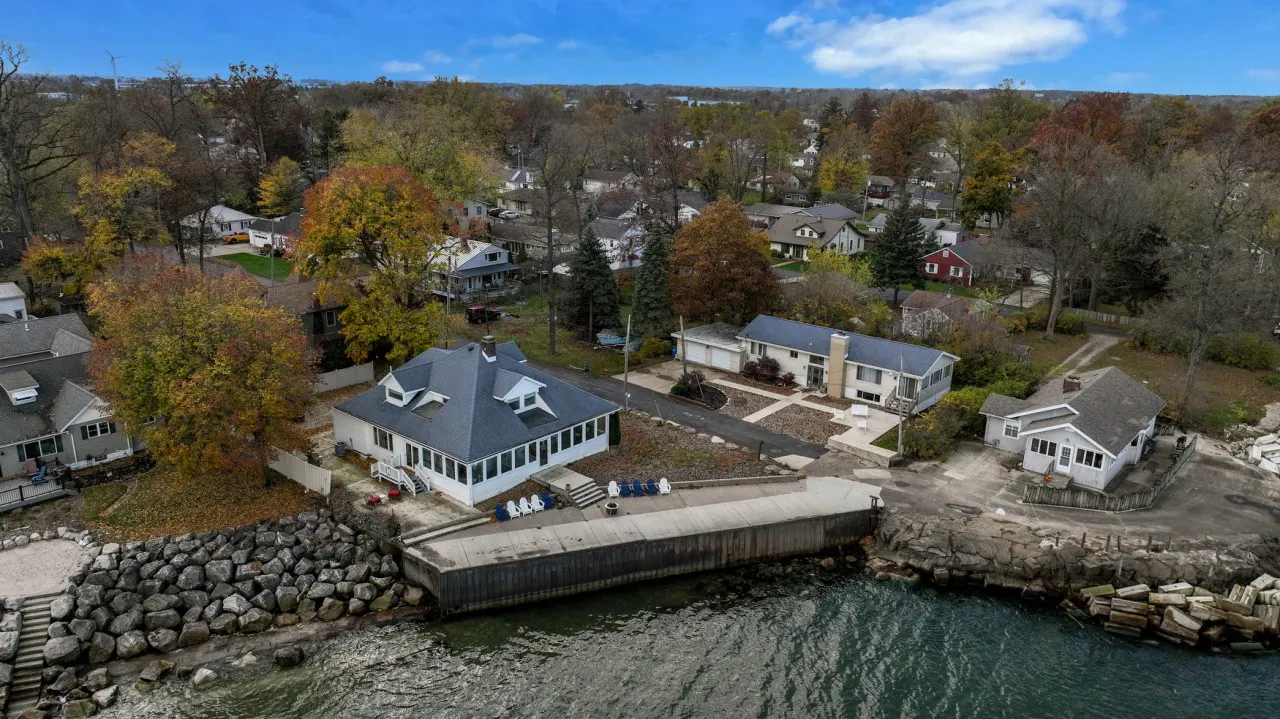 Waterfront Lake House w/stunning views of Lake Erie! 6