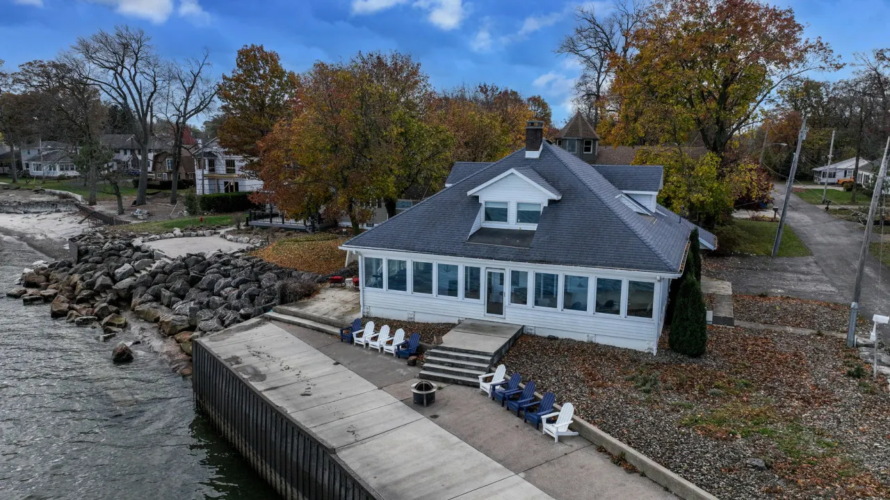 Waterfront Lake House w/stunning views of Lake Erie! 7