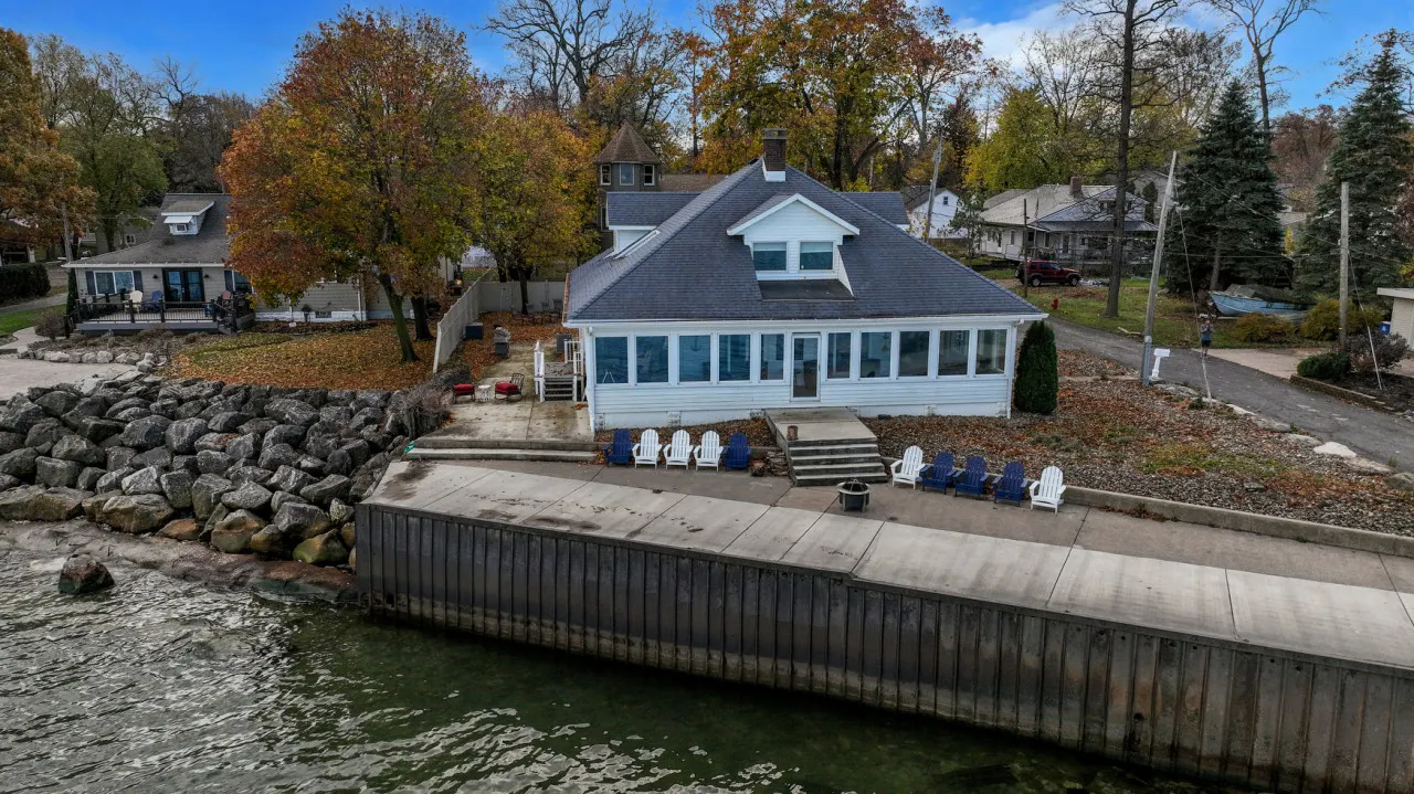 Waterfront Lake House w/stunning views of Lake Erie! 8