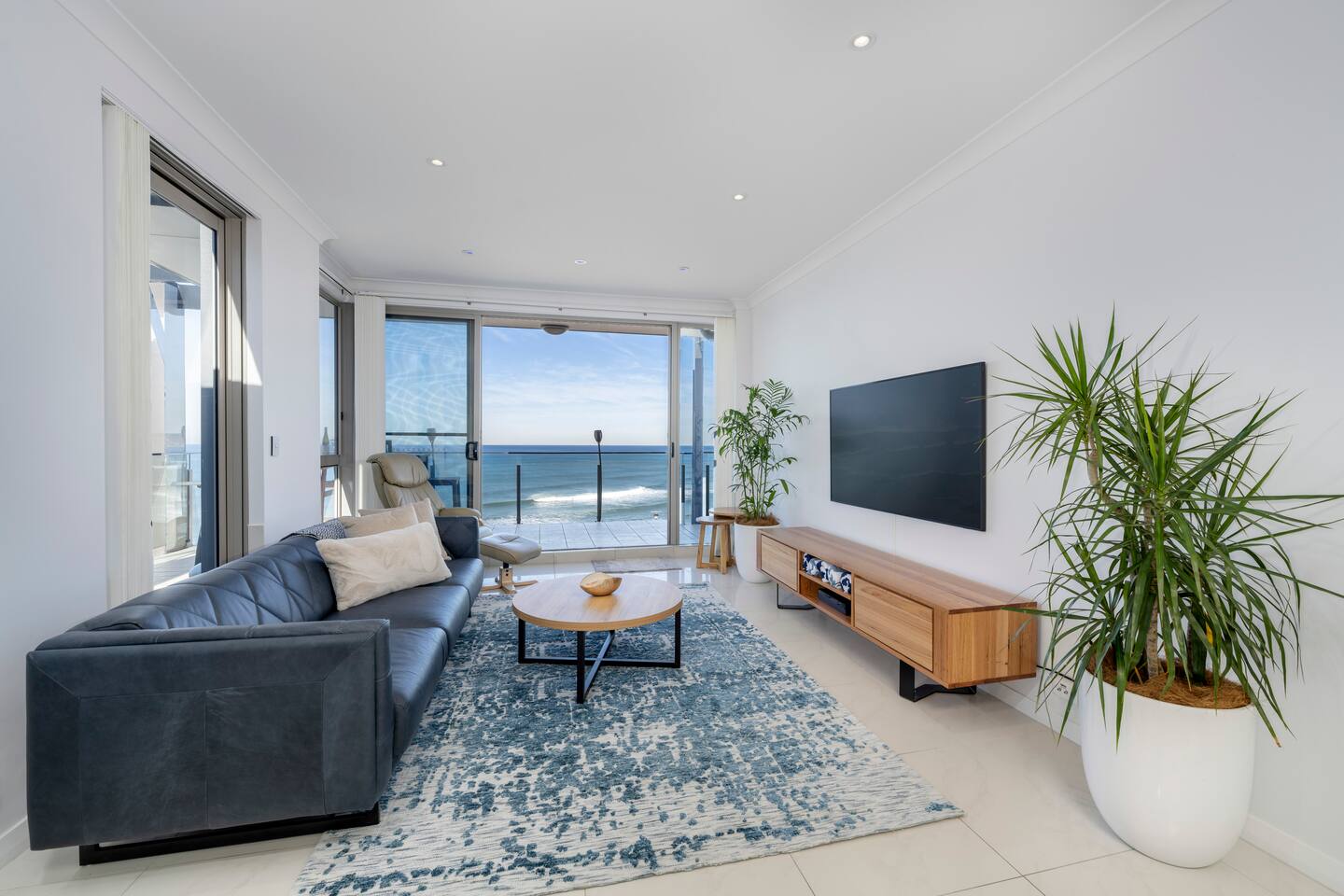 Seascape Absolute Beachfront & Views 2