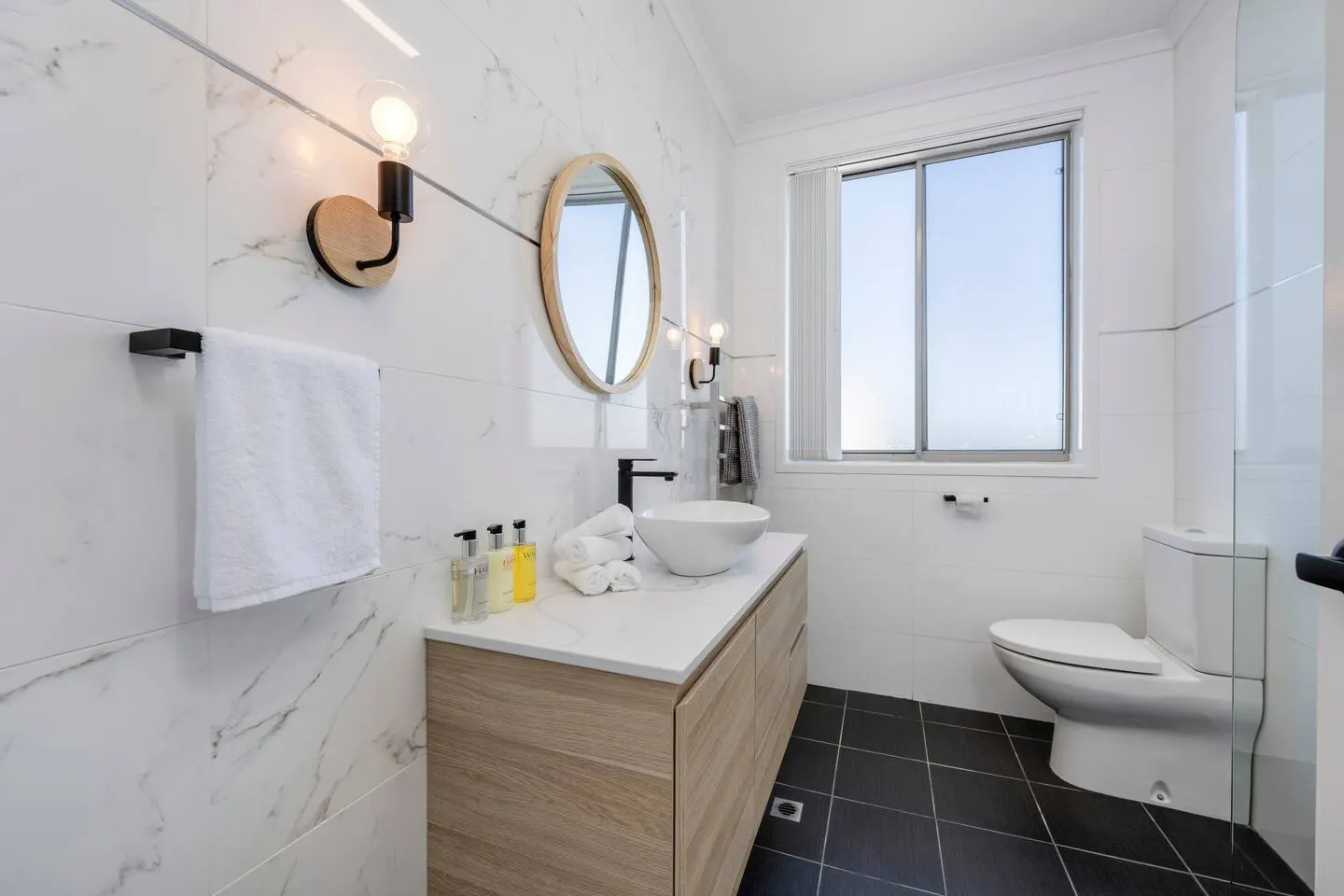 Seascape Absolute Beachfront & Views 13