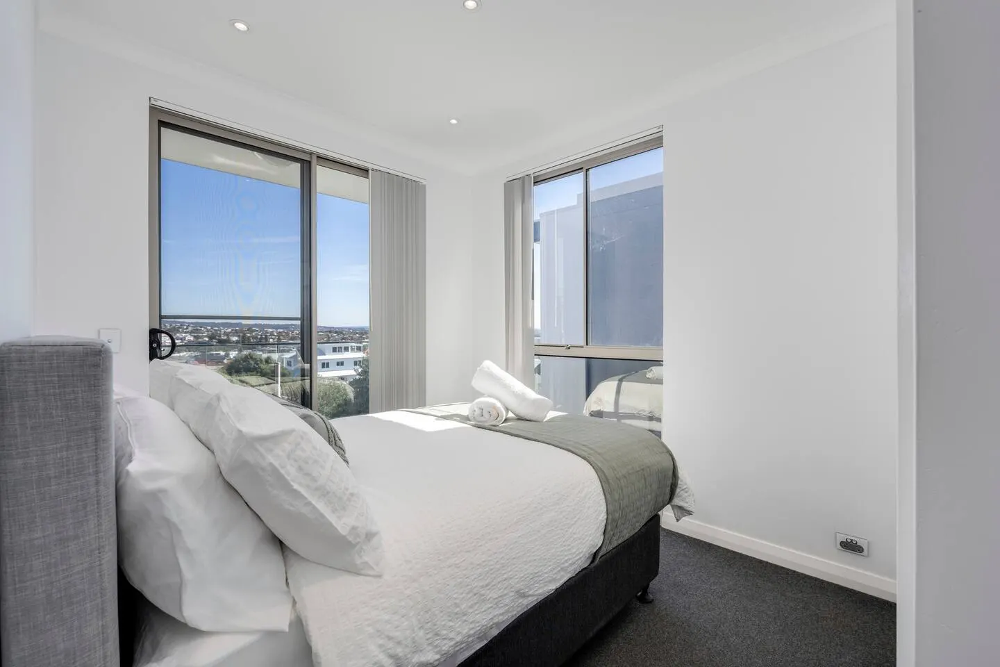 Seascape Absolute Beachfront & Views 14