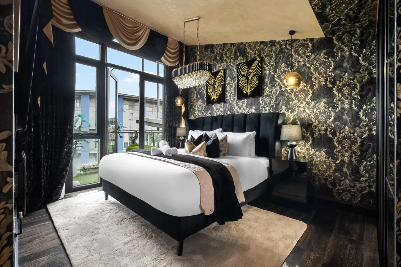 Opulent Luxury Penthouse - City Centre - 2 Bedrooms - Balconies - 2 Secure Parking Spaces — photo 2