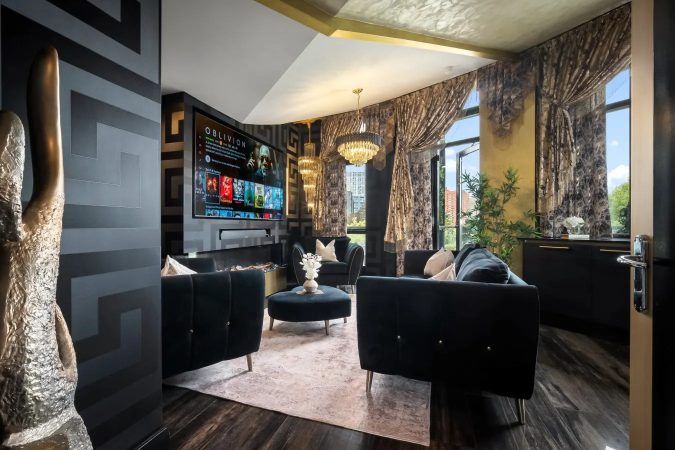 Opulent Luxury Penthouse - City Centre - 2 Bedrooms - Balconies - 2 Secure Parking Spaces 12
