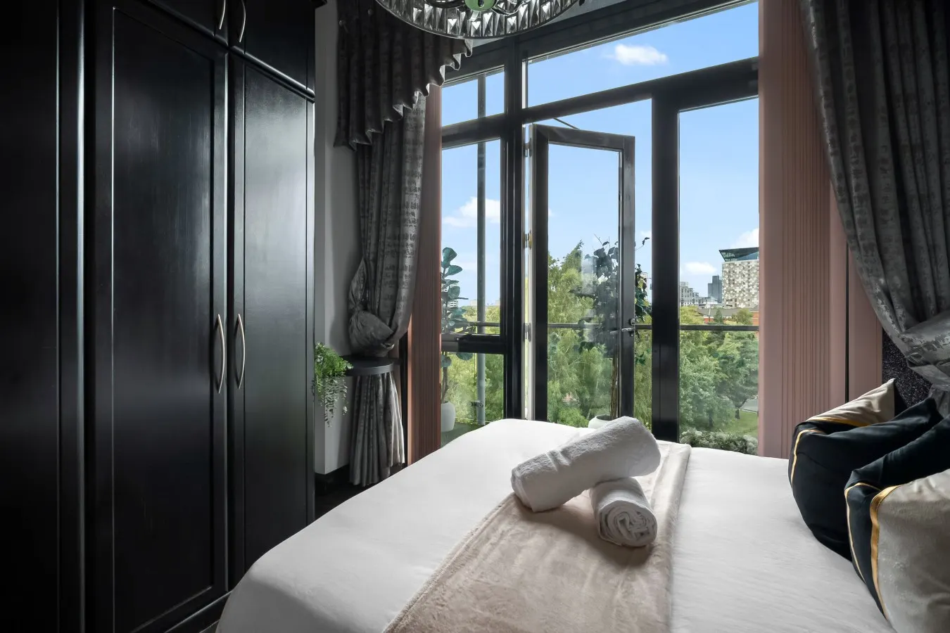 Opulent Luxury Penthouse - City Centre - 2 Bedrooms - Balconies - 2 Secure Parking Spaces 15