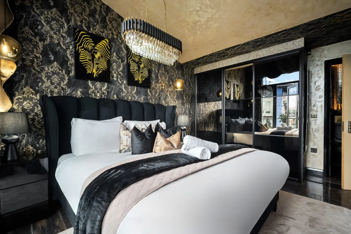 Opulent Luxury Penthouse - City Centre - 2 Bedrooms - Balconies - 2 Secure Parking Spaces 19