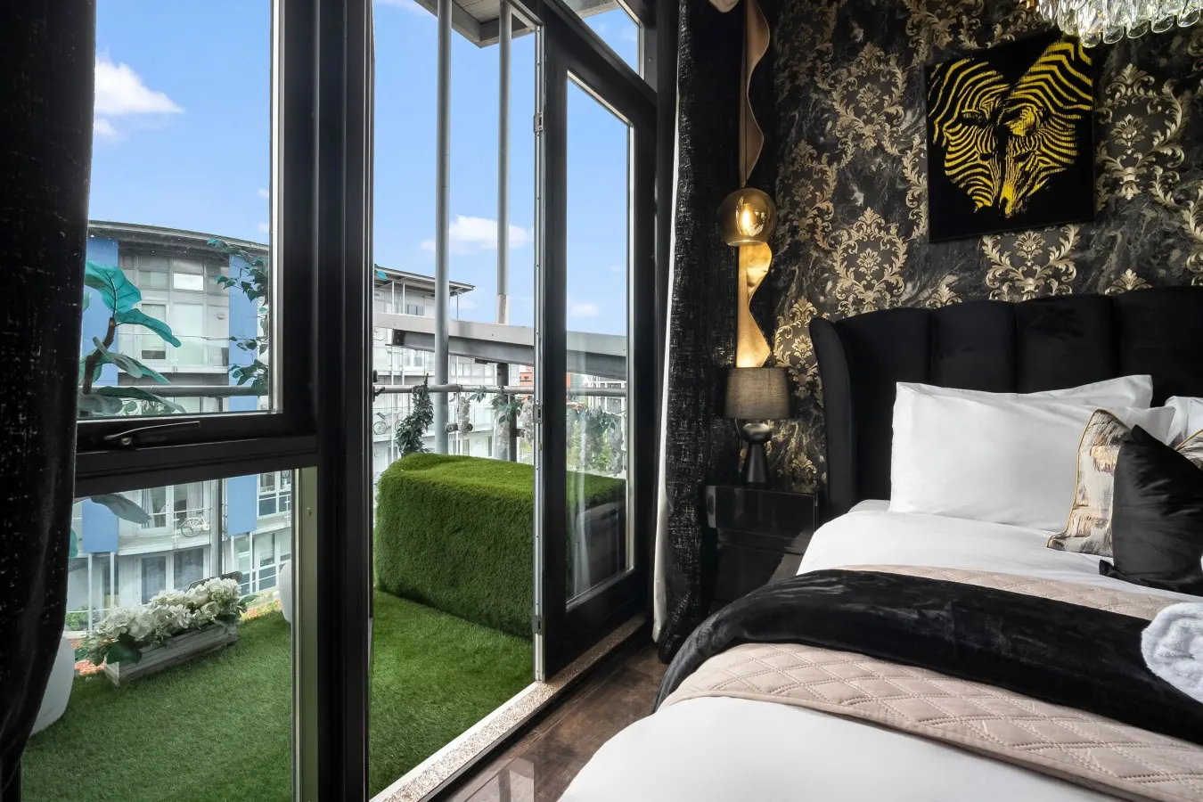 Opulent Luxury Penthouse - City Centre - 2 Bedrooms - Balconies - 2 Secure Parking Spaces 20