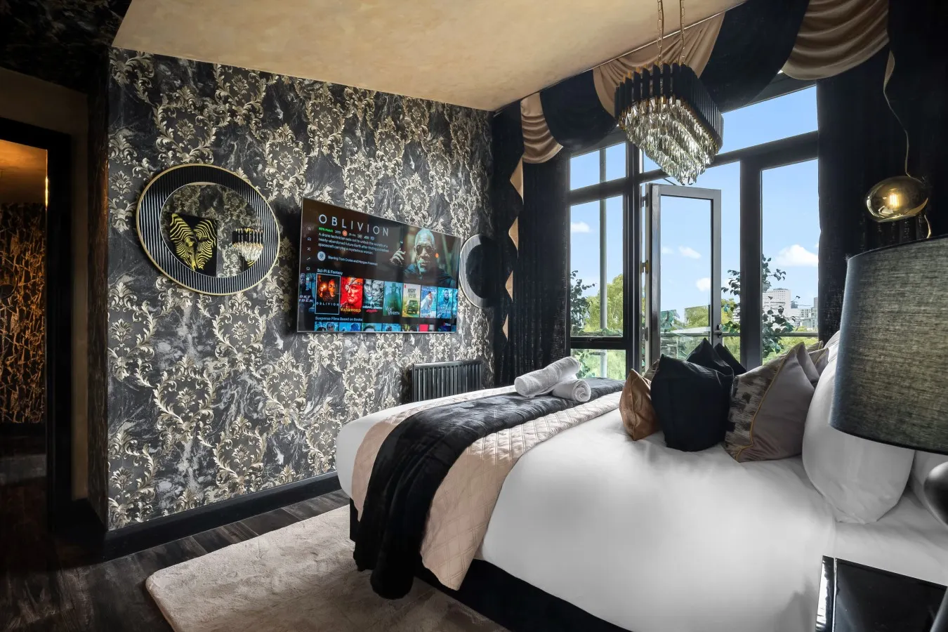 Opulent Luxury Penthouse - City Centre - 2 Bedrooms - Balconies - 2 Secure Parking Spaces — photo 3