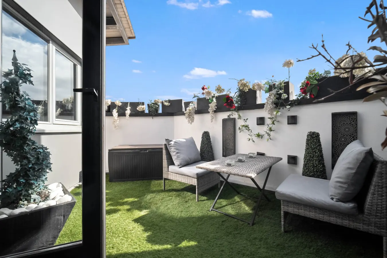 Opulent Luxury Penthouse - City Centre - 2 Bedrooms - Balconies - 2 Secure Parking Spaces — photo 4