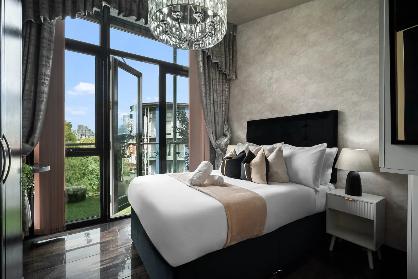 Opulent Luxury Penthouse - City Centre - 2 Bedrooms - Balconies - 2 Secure Parking Spaces — photo 5