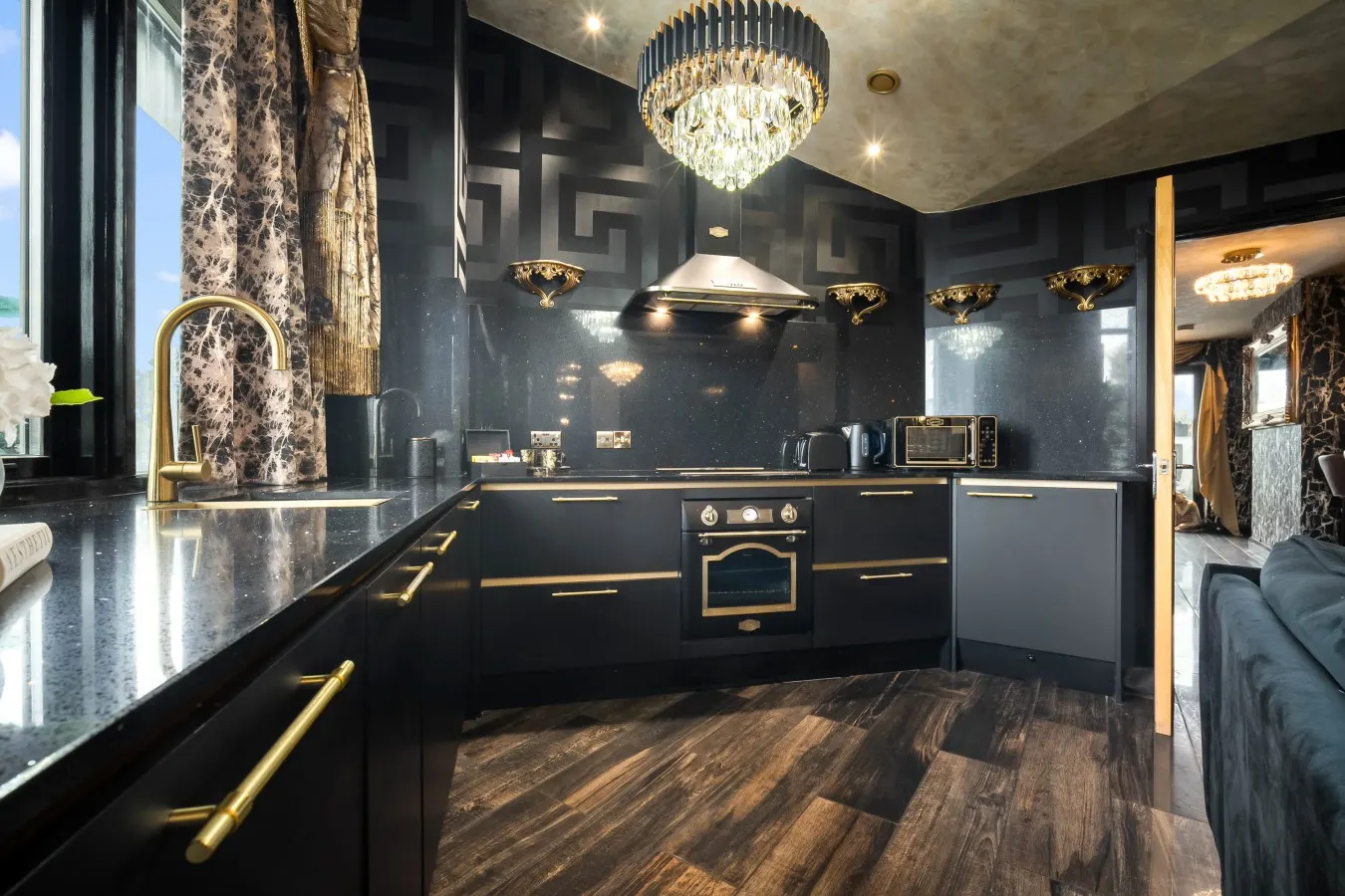 Opulent Luxury Penthouse - City Centre - 2 Bedrooms - Balconies - 2 Secure Parking Spaces 6