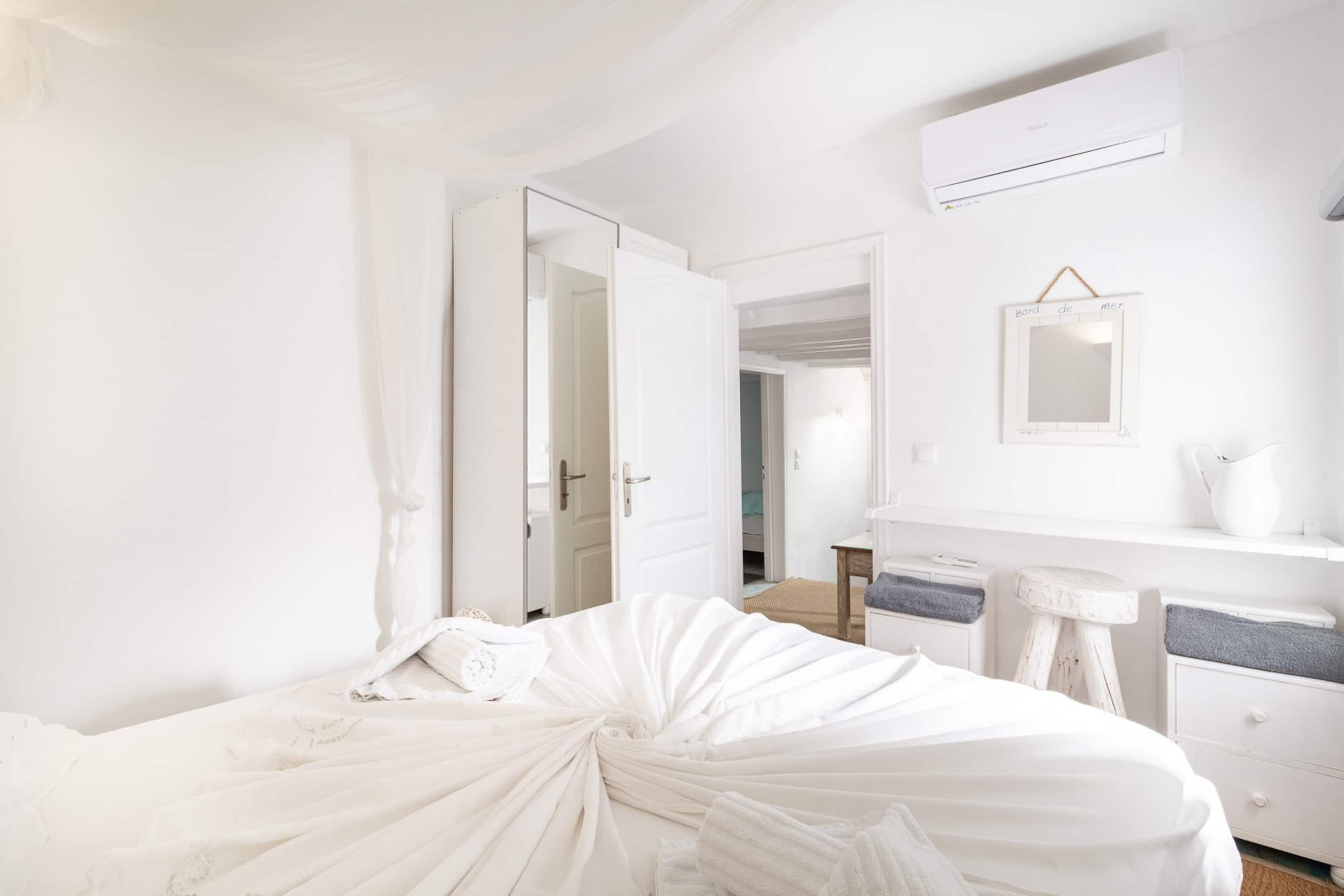 Elpis Mykonos III: Breathtaking pvt roof Old Port 25