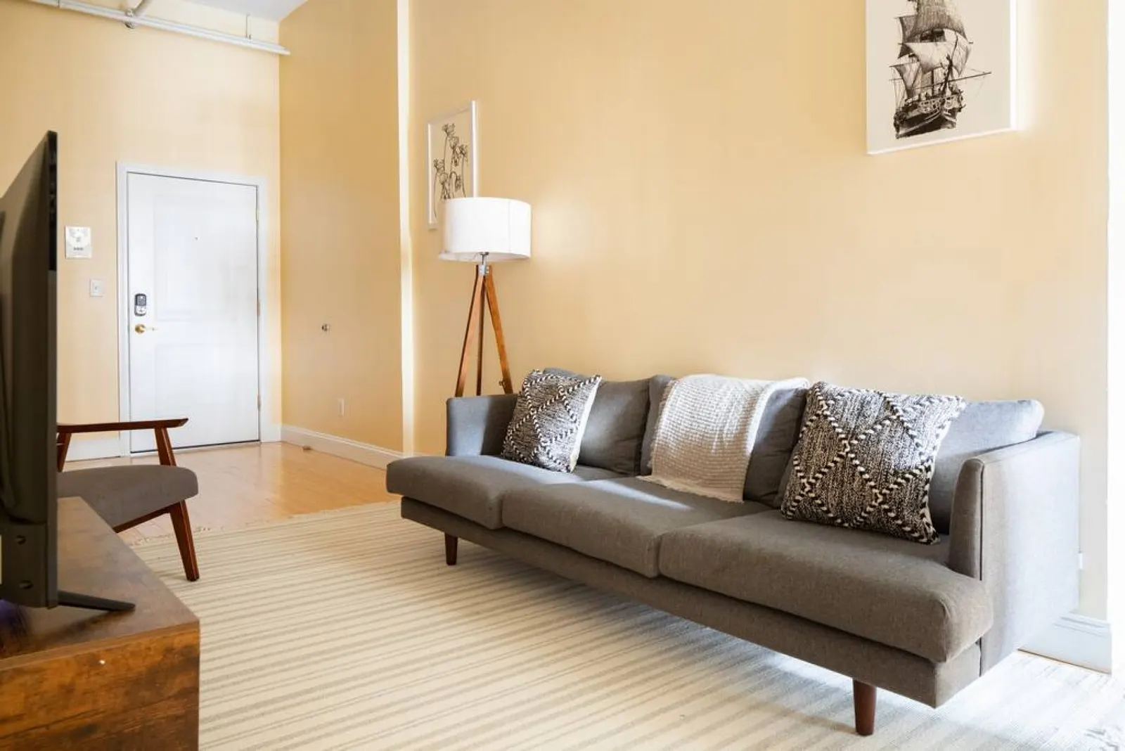 Large Ceilings Centrally Located 4bed 2bath 10