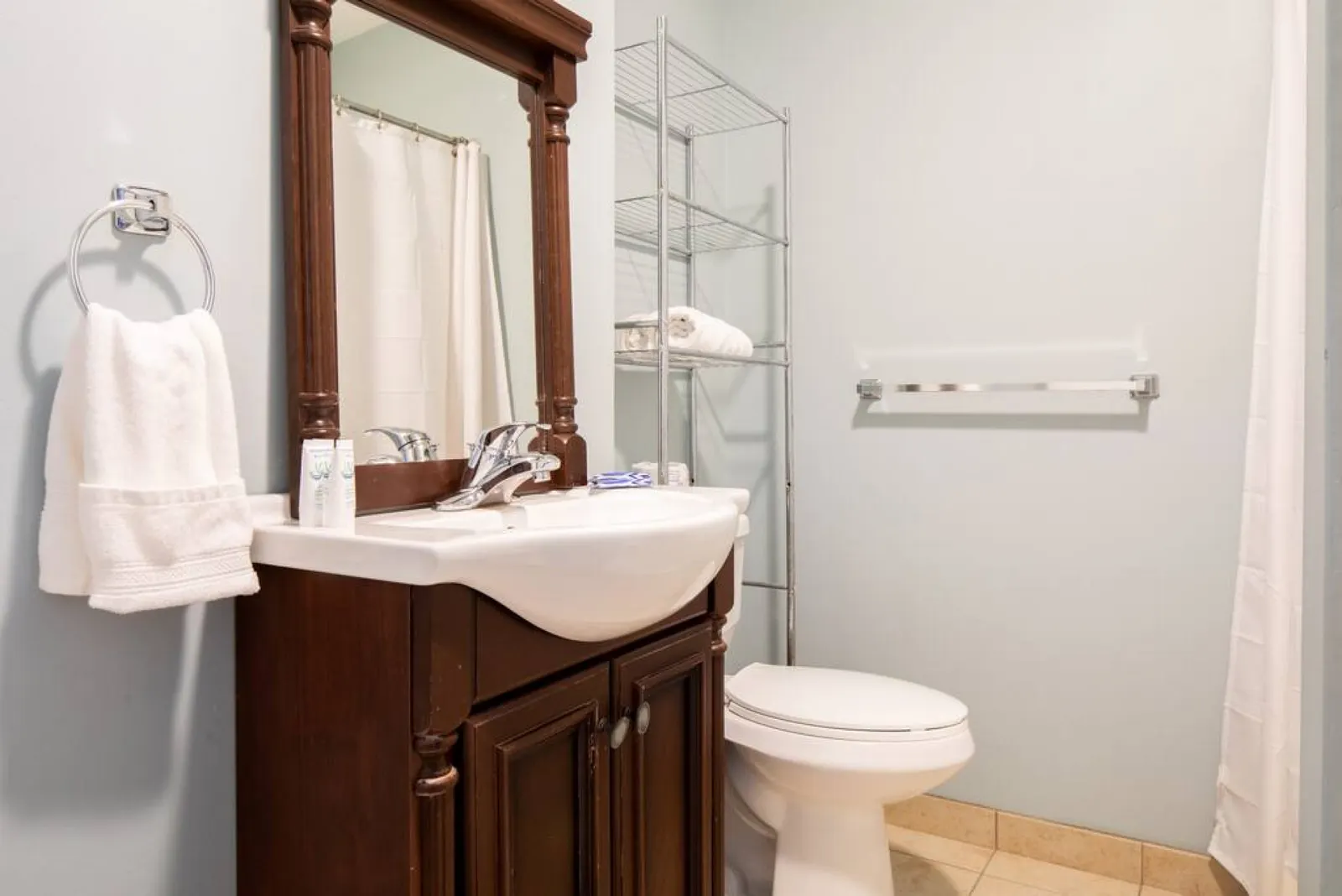 Large Ceilings | Centrally Located 4bed 2bath — photo 3