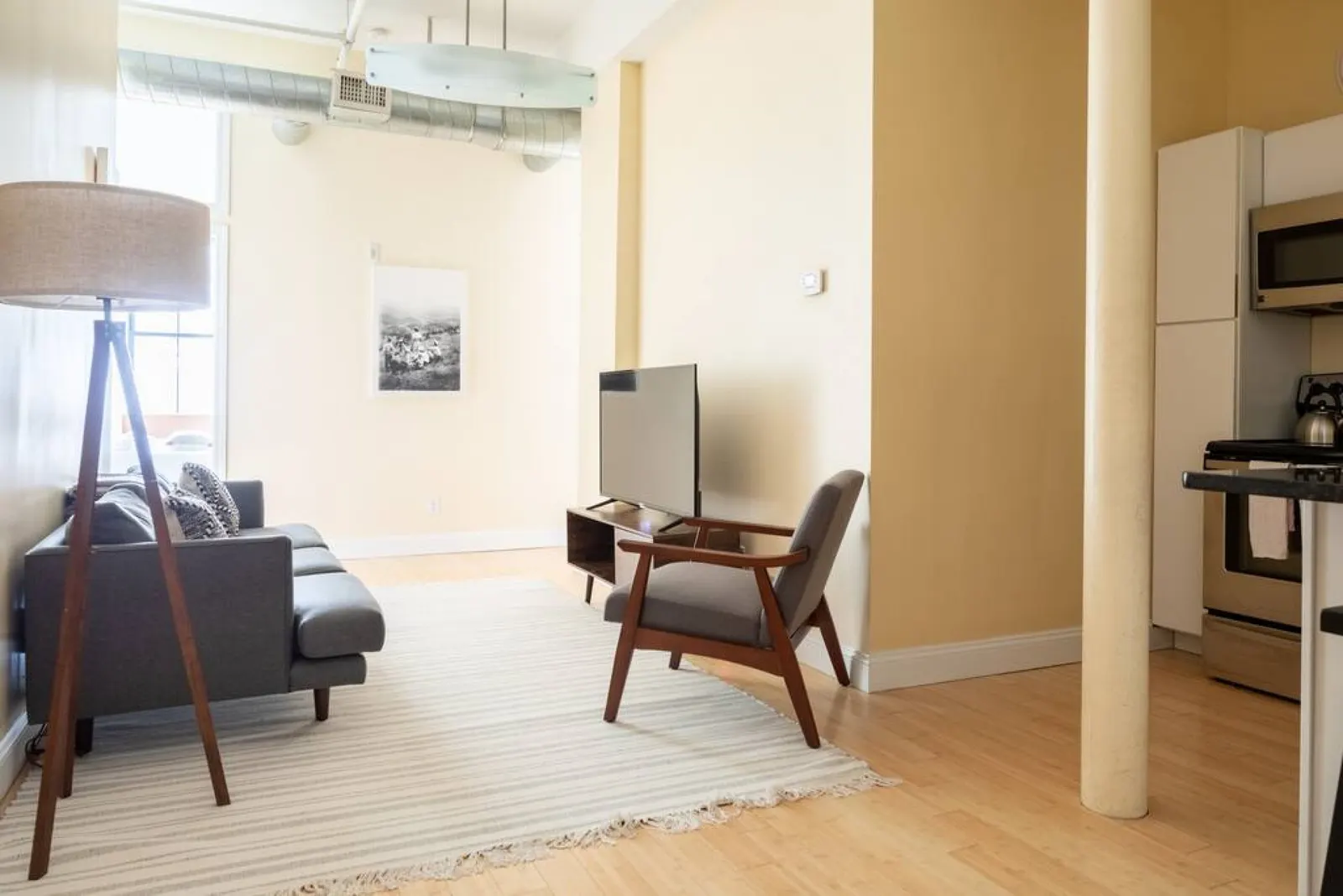 Large Ceilings | Centrally Located 4bed 2bath — photo 4