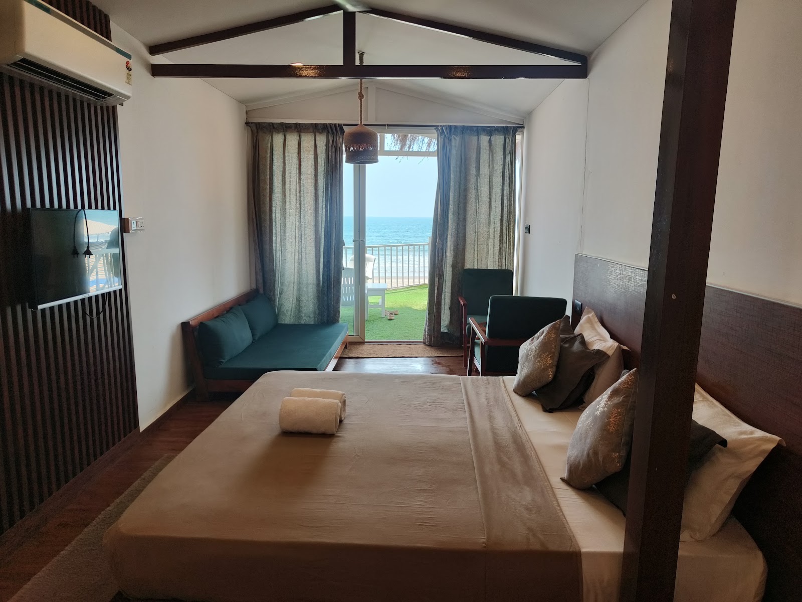 Sea View King Room (Aqua Beach Resort Ashwem) 8