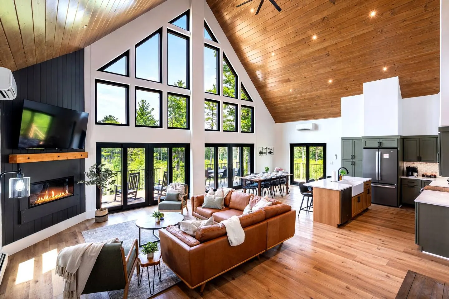 Epic mountain views, Hot tub and Game room 11