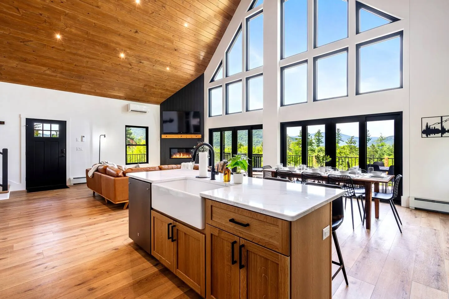 Epic mountain views, Hot tub and Game room 12