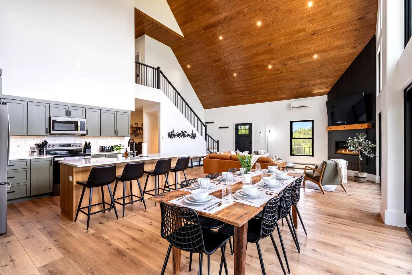 Epic mountain views, Hot tub and Game room 17