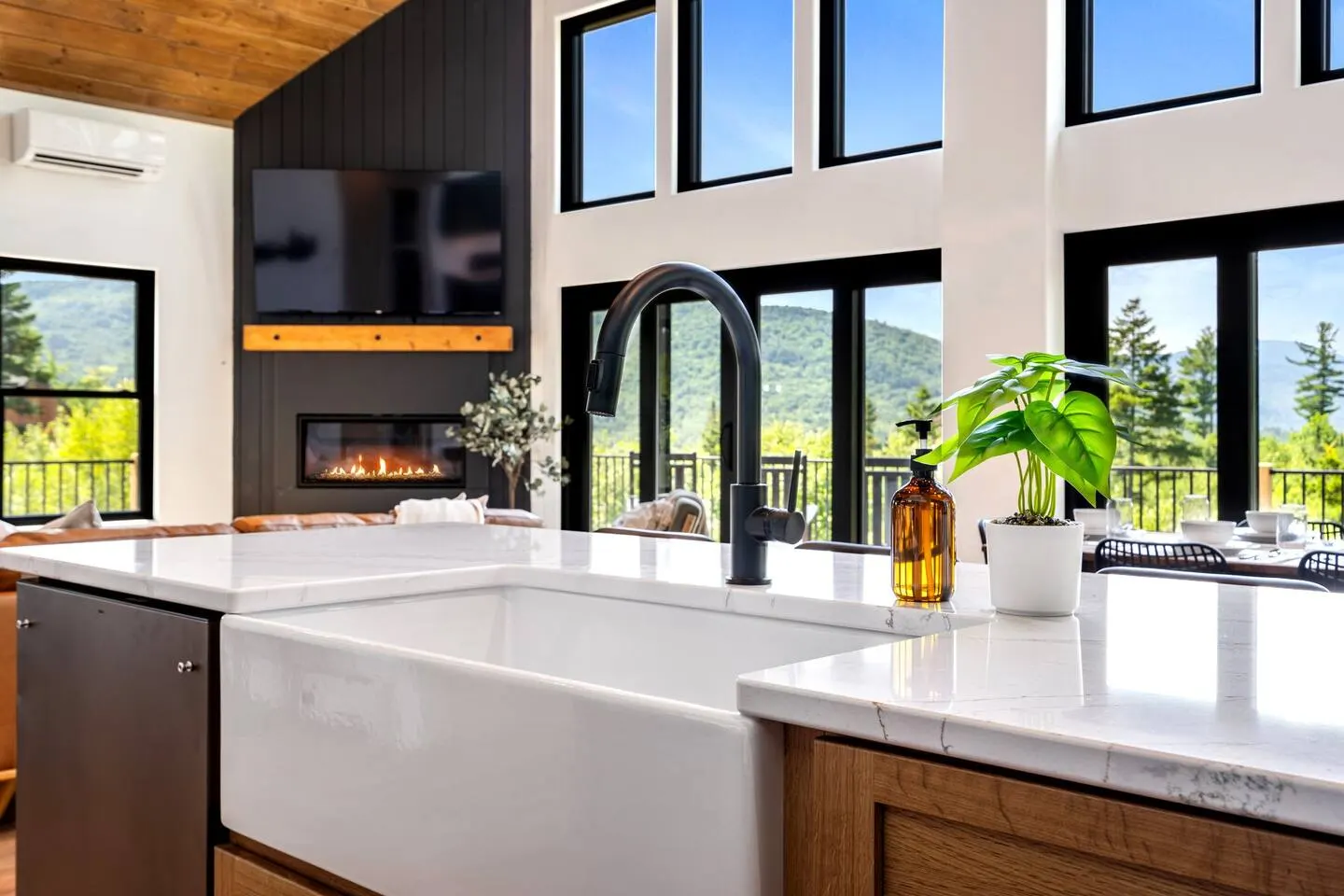 Epic mountain views, Hot tub and Game room 19