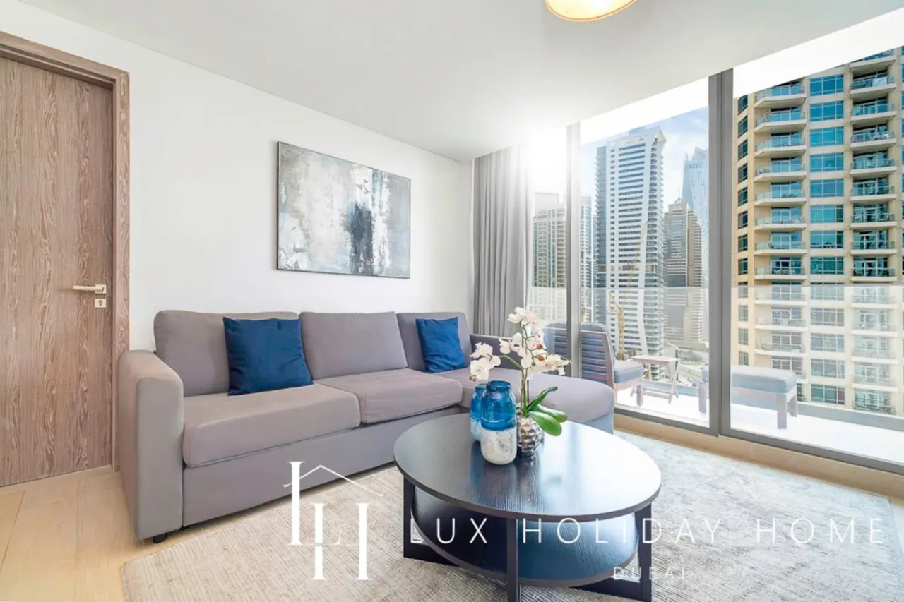 LUX Contemporary Suite with Marina View 6 10