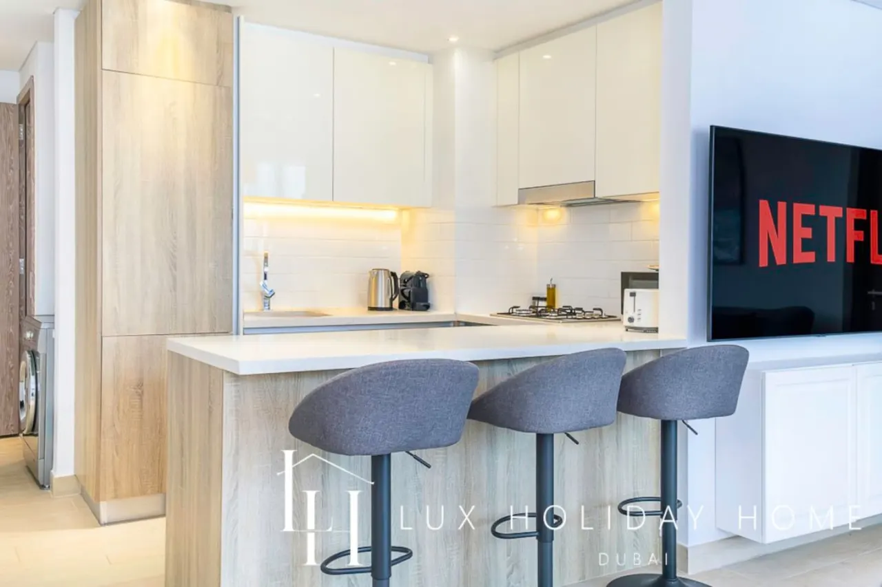 LUX Contemporary Suite with Marina View 6 11