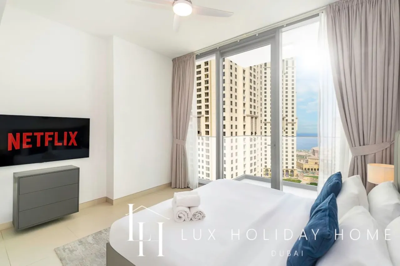 LUX Contemporary Suite with Marina View 6 14
