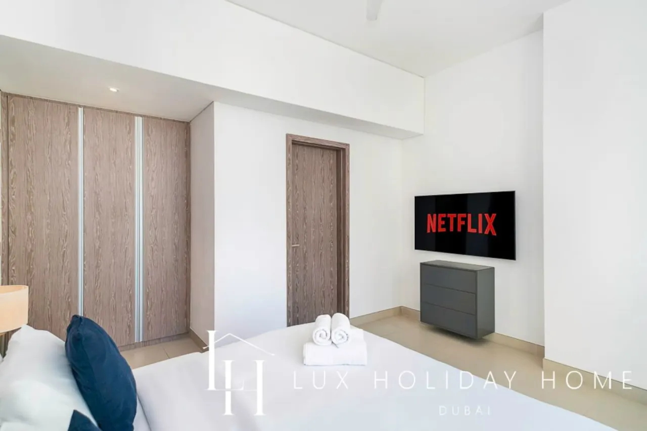 LUX Contemporary Suite with Marina View 6 15