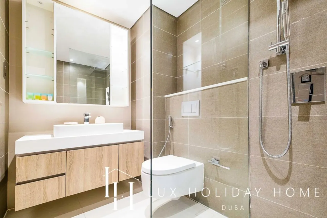 LUX Contemporary Suite with Marina View 6 16