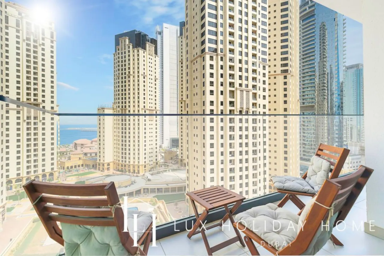 LUX Contemporary Suite with Marina View 6 17
