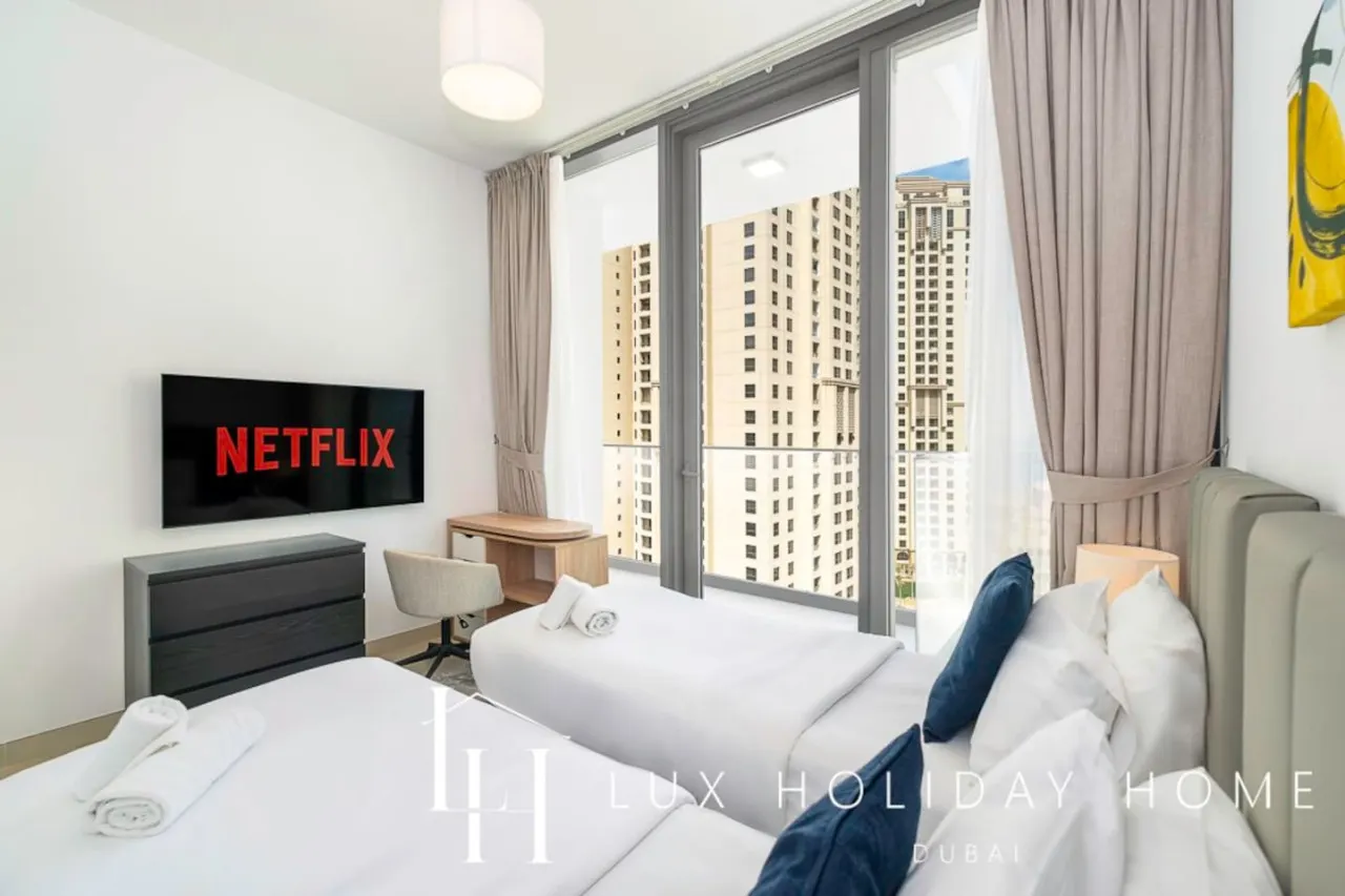 LUX Contemporary Suite with Marina View 6 18
