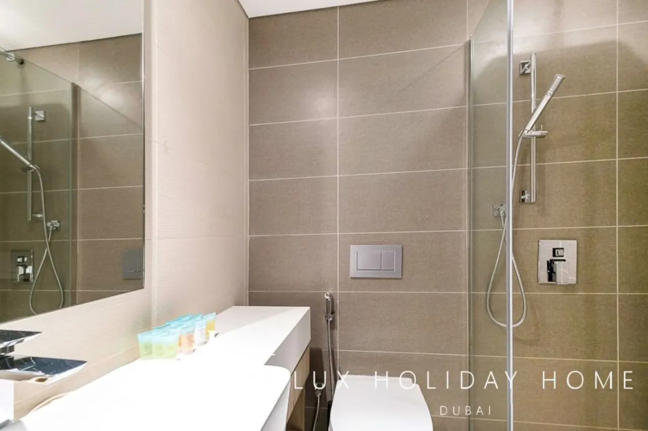 LUX Contemporary Suite with Marina View 6 19