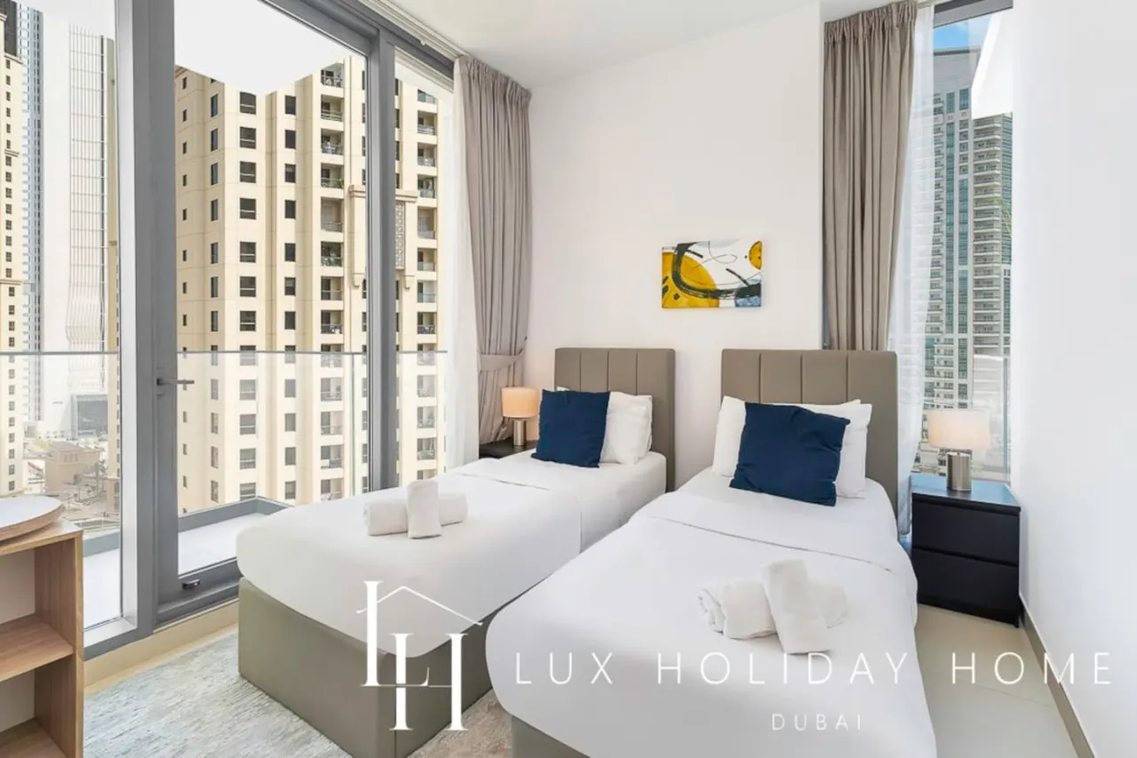 LUX Contemporary Suite with Marina View 6 7