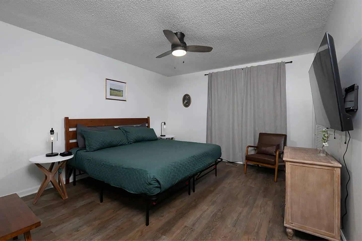 Rustic 2BR Farmhouse Retreat With 2 King Beds — photo 2