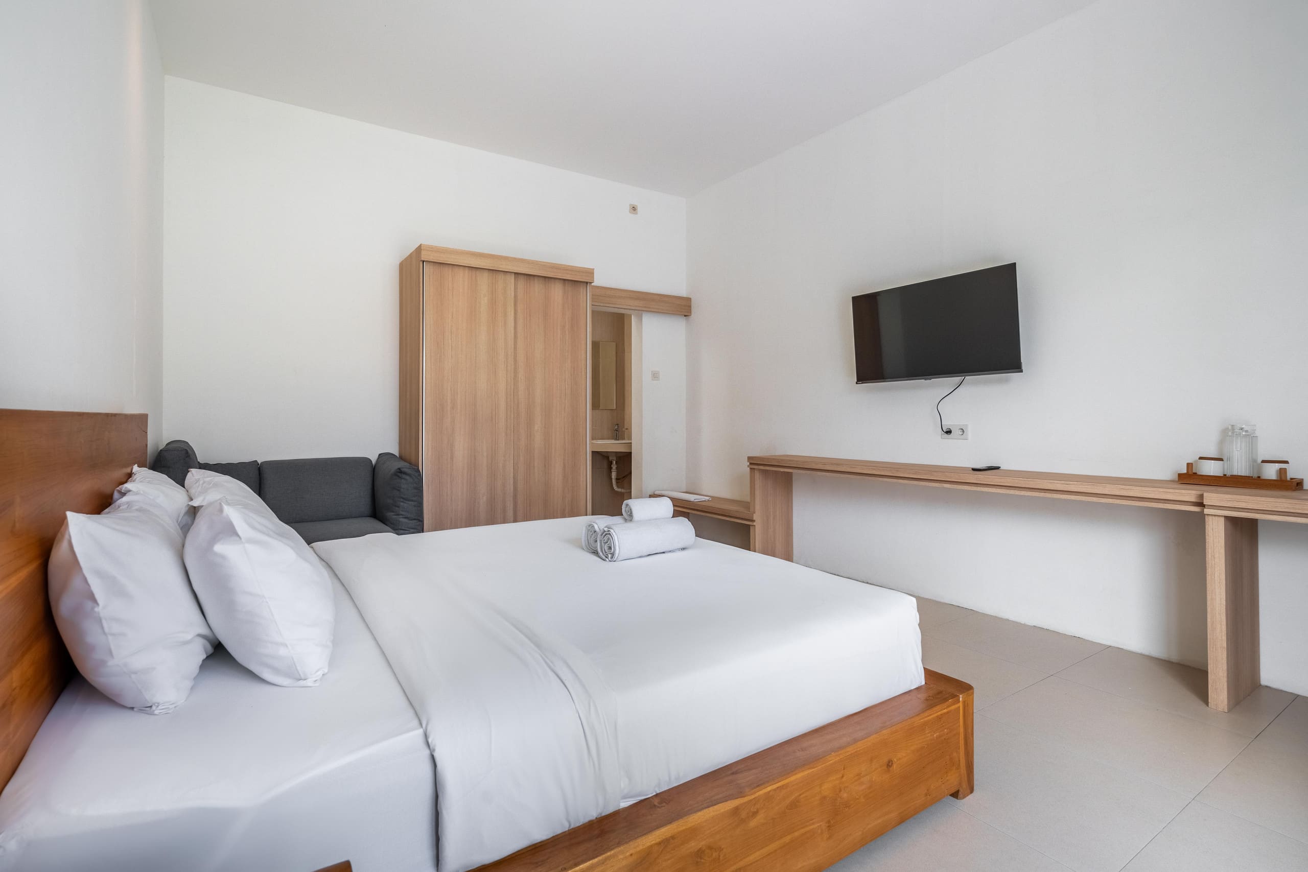 Deluxe Room - By Aishwarya Internasional 9
