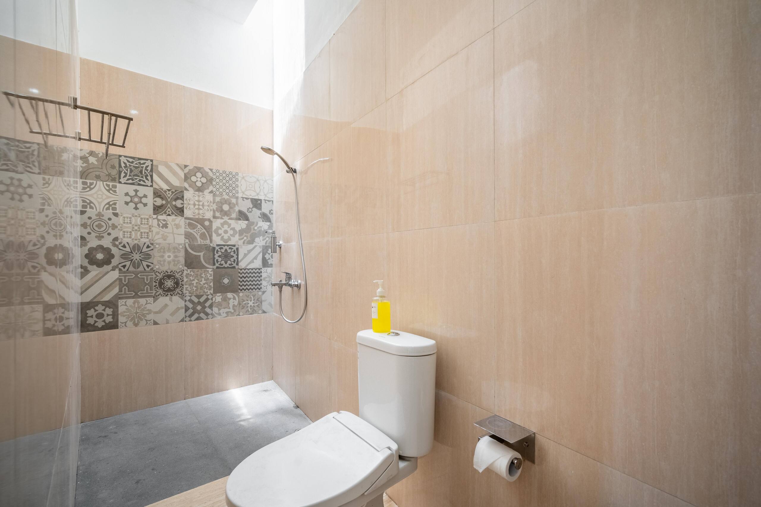 Deluxe Room - By Aishwarya Internasional 18