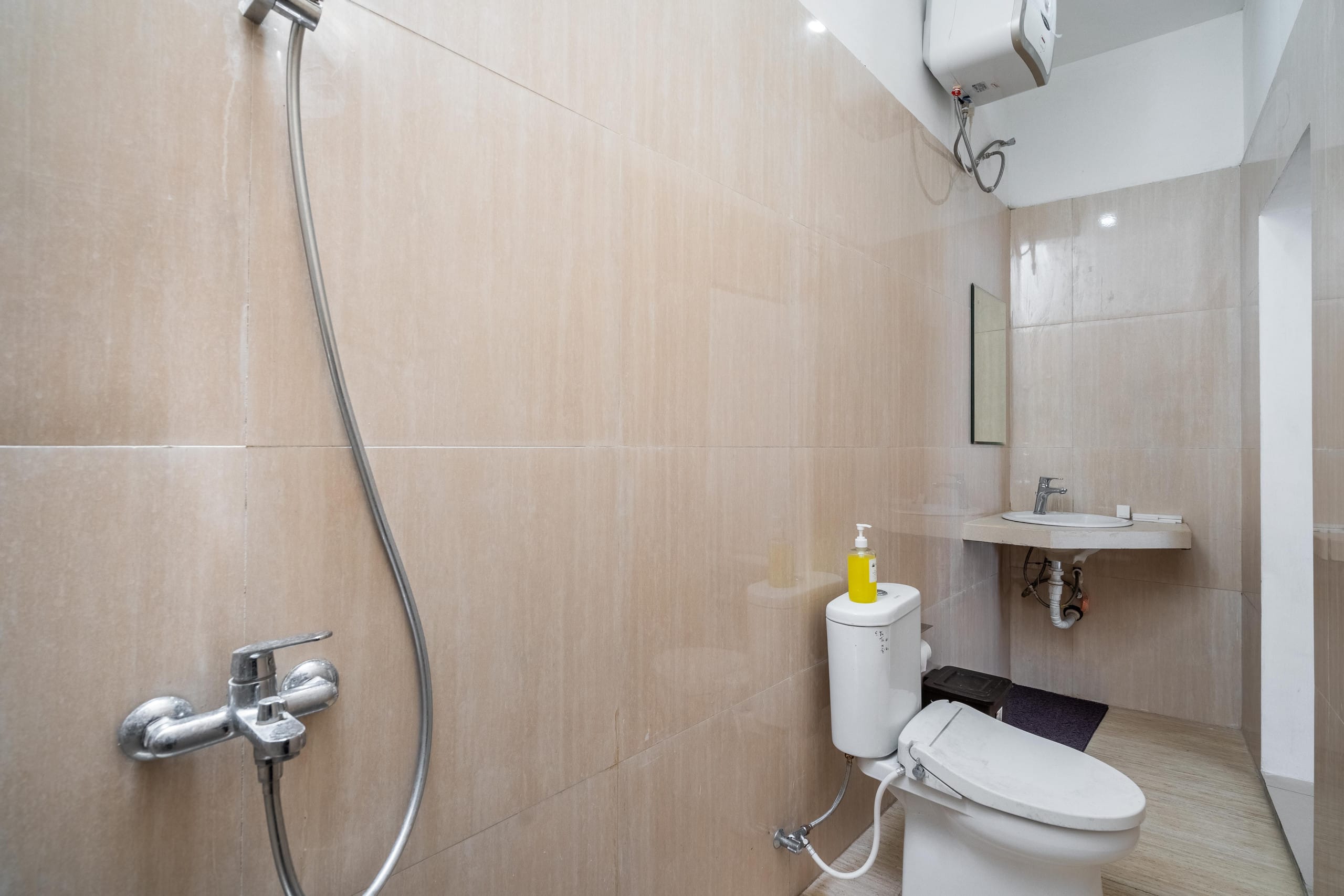 Deluxe Room - By Aishwarya Internasional 19