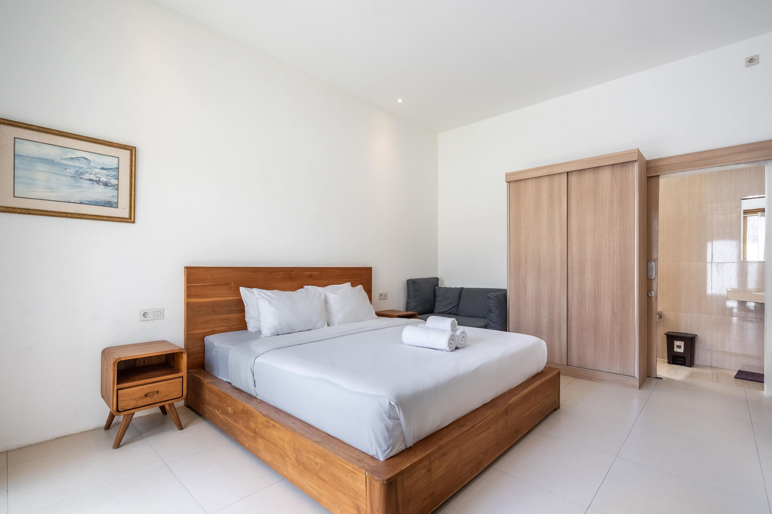 Deluxe Room - By Aishwarya Internasional 8
