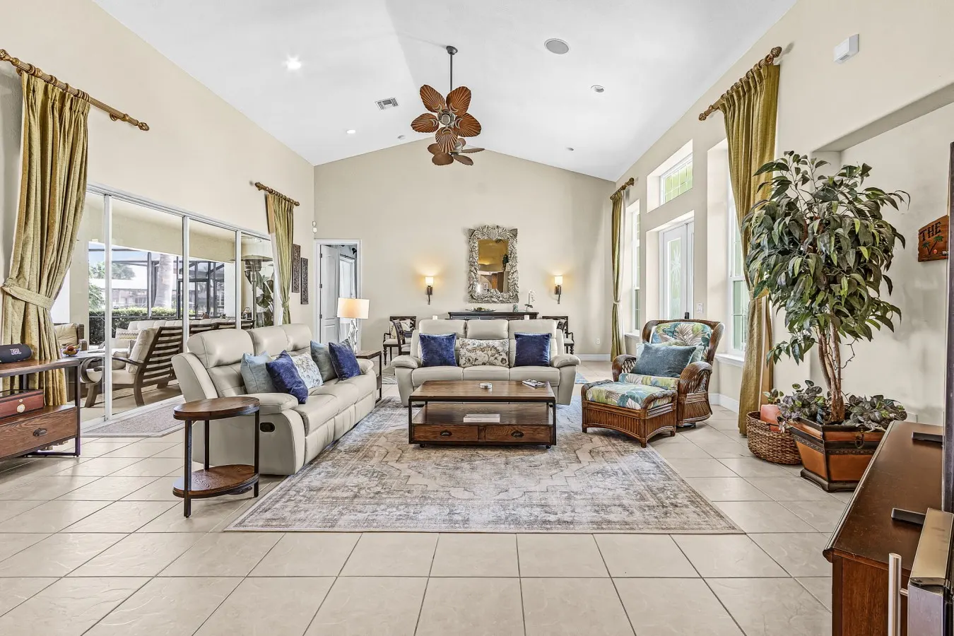 Harbor Breeze Luxury Waterfront Pool Spa Dock 14