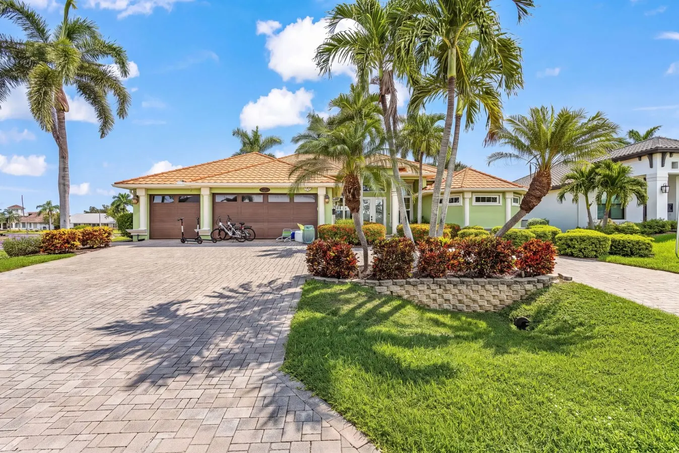 Harbor Breeze Luxury Waterfront Pool Spa Dock 18