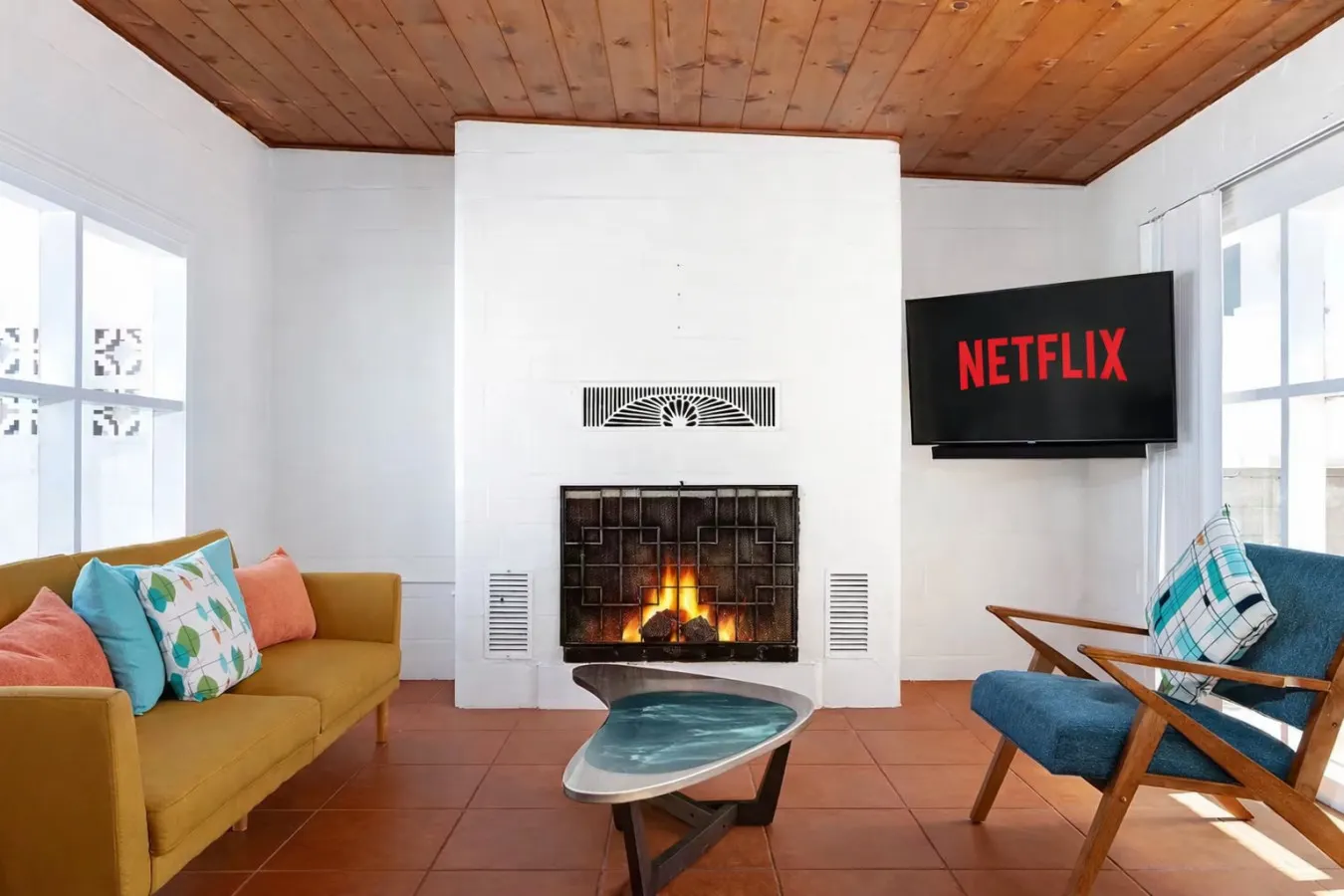 Hollywood Beachside Bungalow - Cute Mid-Century Style