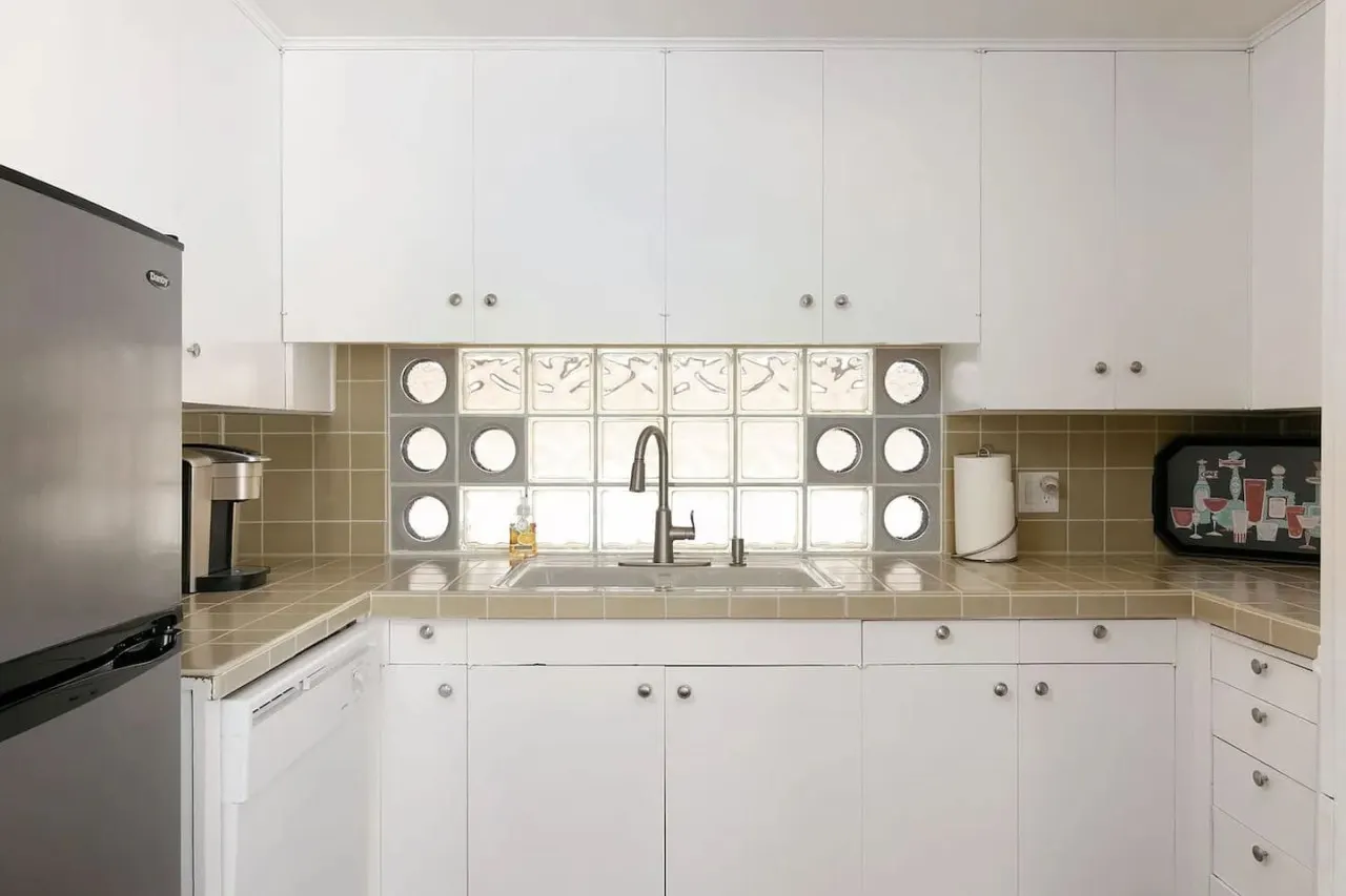 Hollywood Beachside Bungalow - Cute Mid-Century Style 9