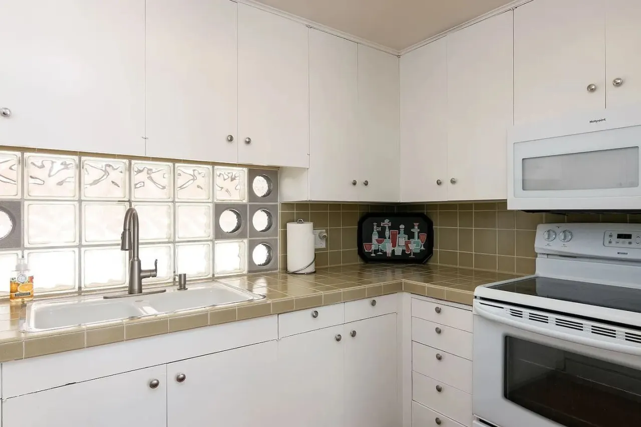 Hollywood Beachside Bungalow - Cute Mid-Century Style 10